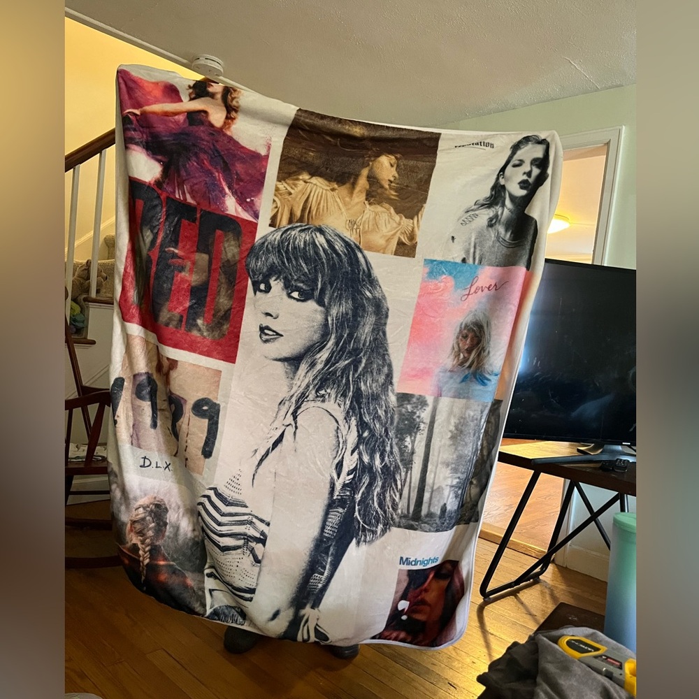 Beautiful Taylor Swift Blanket - like new
